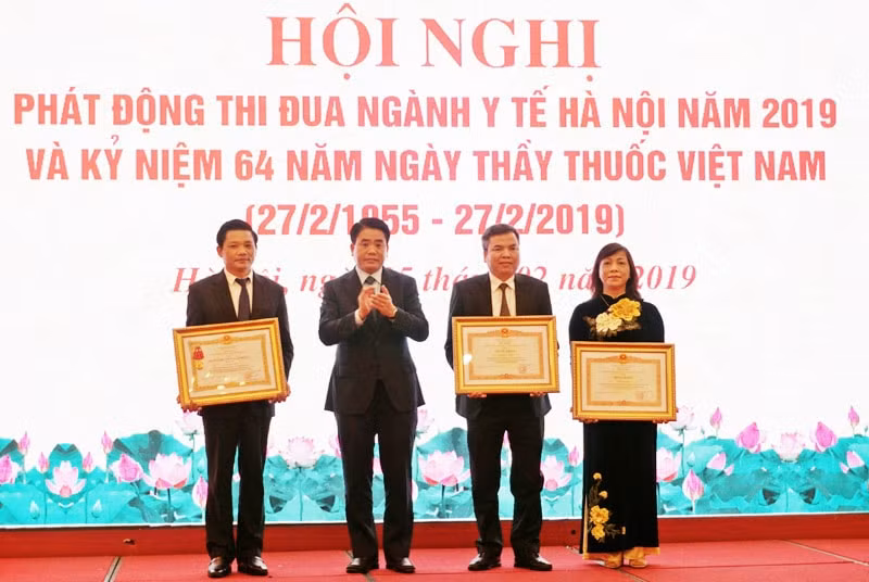 Chủ tịch UBND TP Hà Nội trao tặng Huân chương Lao động hạng Ba cho Giám đốc Bệnh viện Phụ sản Hà Nội và Bằng khen Thủ tướng Chính phủ cho 2 cá nhân khác. Ảnh: KTĐT
