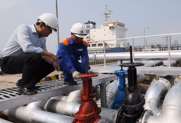 Nhập khẩu xăng dầu đang giảm mạnh trong tháng 1 (Ảnh minh họa)