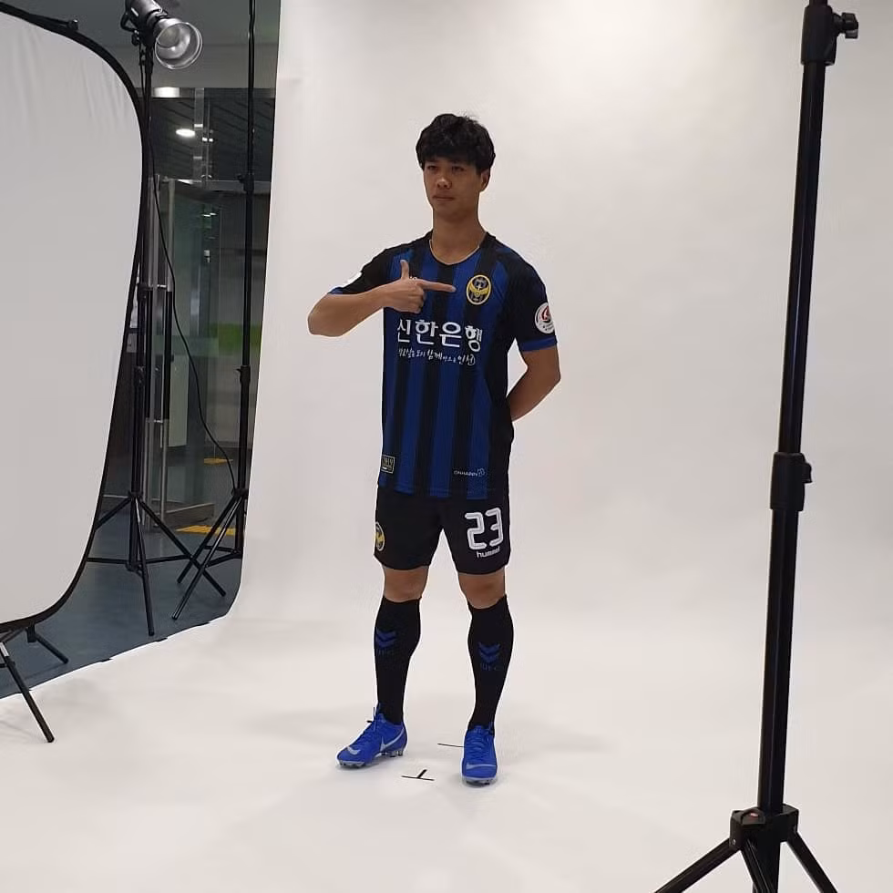 Công Phượng trong hậu trường buổi chụp hình - Ảnh CLB Incheon United