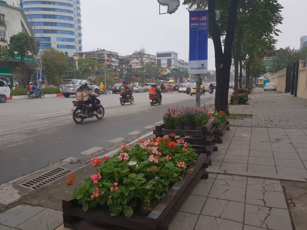 Các loại hoa đầy màu sắc được trang trí trên vỉa hè.