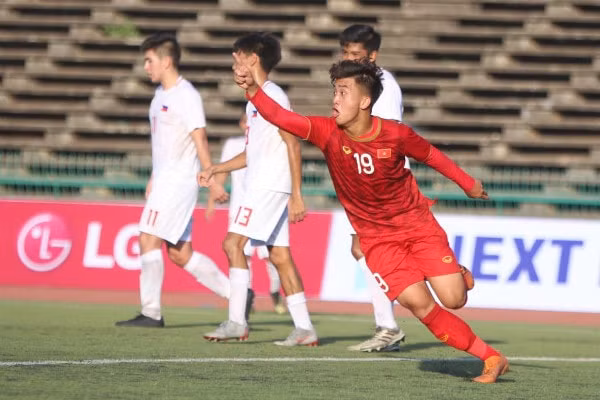 Danh Trung ghi bàn gỡ hòa giúp U22 Việt Nam lội ngược dòng ngoạn mục thắng U22 Philippines. Ảnh: VFF