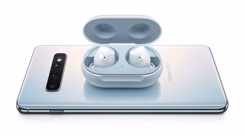 Samsung Galaxy Buds cạnh tranh trực tiếp với Apple AirPods.