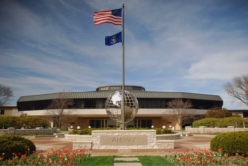 Tập đoàn Amway có trụ sở tại Michigan, Mỹ chính thức công bố doanh thu toàn cầu năm 2018 đạt 8,8 tỷ USD, tăng 2% so với năm 2017