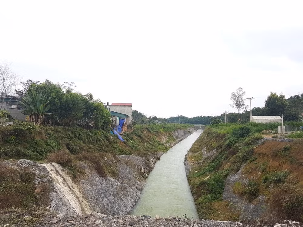 Kênh Bắc chảy qua địa phận xã Nguyệt Ấn (Ngọc Lặc) không có rào che chắn gây nguy hiểm.