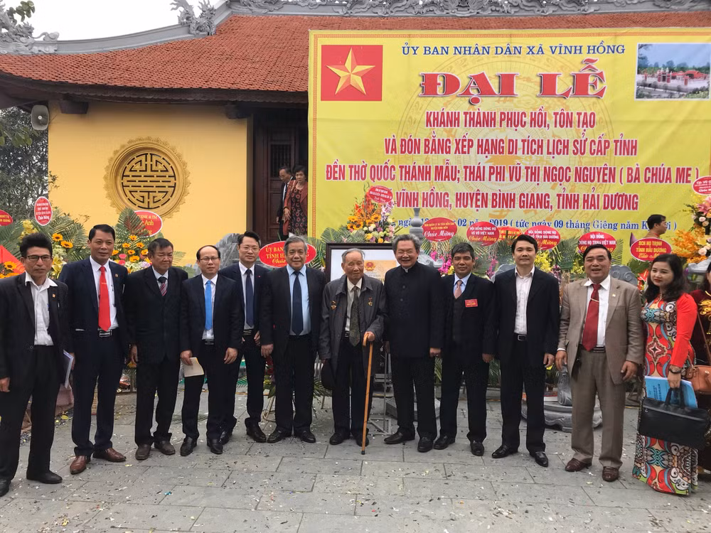 Các đại biểu về dự lễ khánh thành chụp ảnh lưu niệm.
