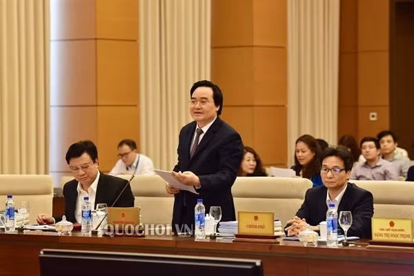 Bộ trưởng Bộ Giáo dục và Đào tạo Phùng Xuân Nhạ trình bày Báo cáo Kết quả lấy ý kiến nhân dân về dự thảo Luật Giáo dục (sửa đổi). Ảnh: Cổng TTĐT Quốc hội