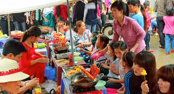 Bảo đảm an toàn, vệ sinh thực phẩm tại các lễ hội là một trong những nhiệm vụ quan trọng hàng đầu. Ảnh: Bá Hoạt