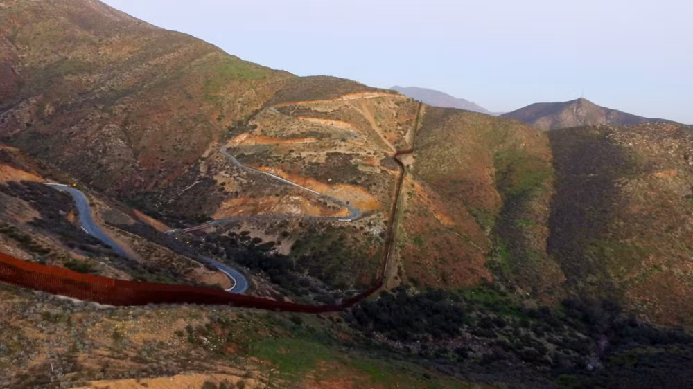 Hình ảnh hàng rào biên giới giữa Mỹ và Mexico. Ảnh: Reuters