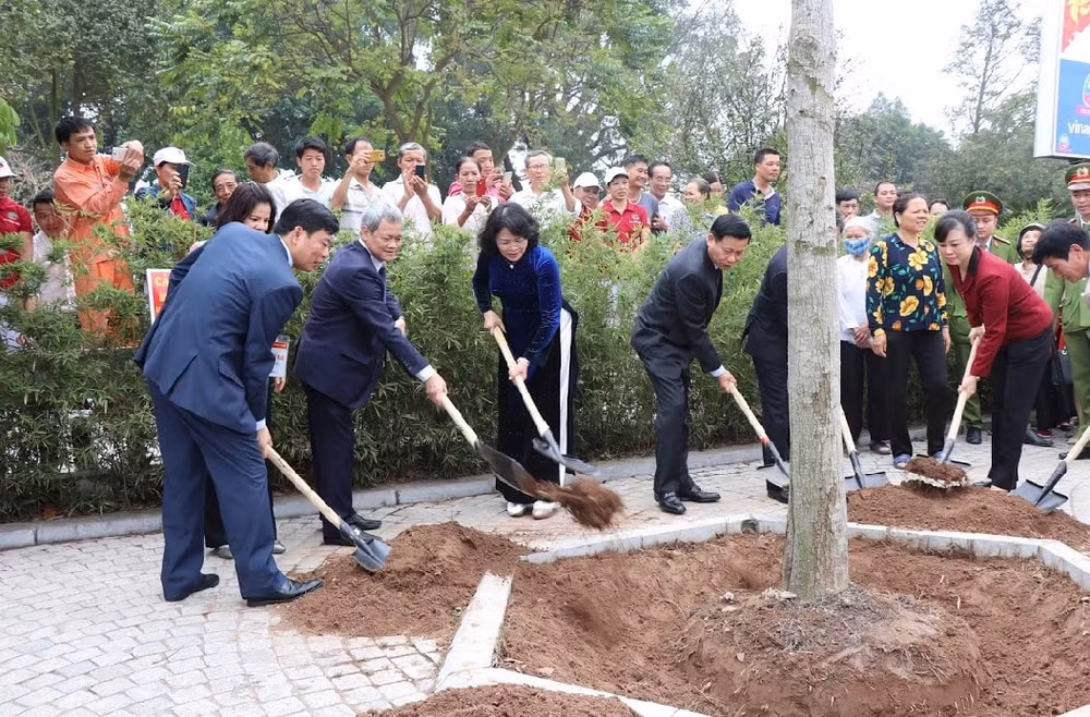 Bà Đặng Thị Ngọc Thịnh và lãnh đạo tỉnh Bắc Ninh trồng cây lưu niệm tại khu Lăng mộ Kinh Dương Vương
