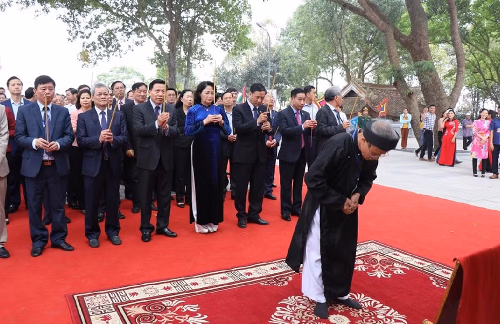 Bà Đặng Thị Ngọc Thịnh và lãnh đạo tỉnh Bắc Ninh dâng hương tại Lăng thờ Kinh Dương Vương