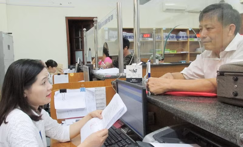 Làm thủ tục hành chính tại bộ phận một cửa BHXH Hà Nội. Ảnh: TL