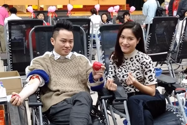 Ca sĩ Tùng Dương tham gia hiến máu tại Ngày hội Xuân hồng 2019. Ảnh: toquoc.vn