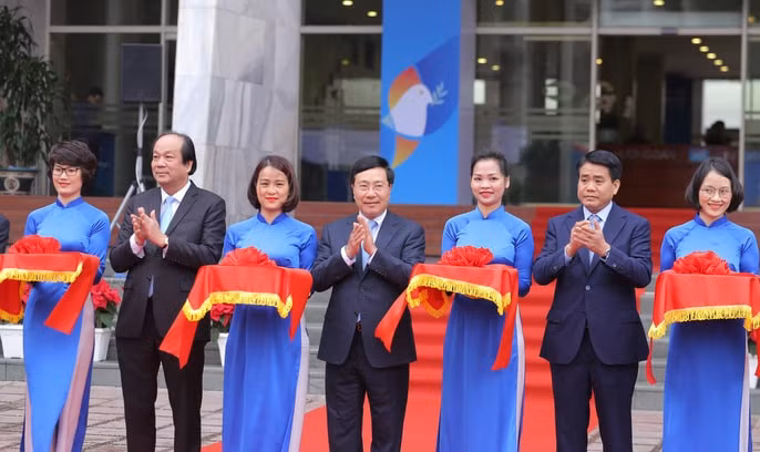 Phó Thủ tướng, Bộ trưởng Ngoại giao Phạm Bình Minh cắt băng khánh thành Trung tâm báo chí quốc tế.