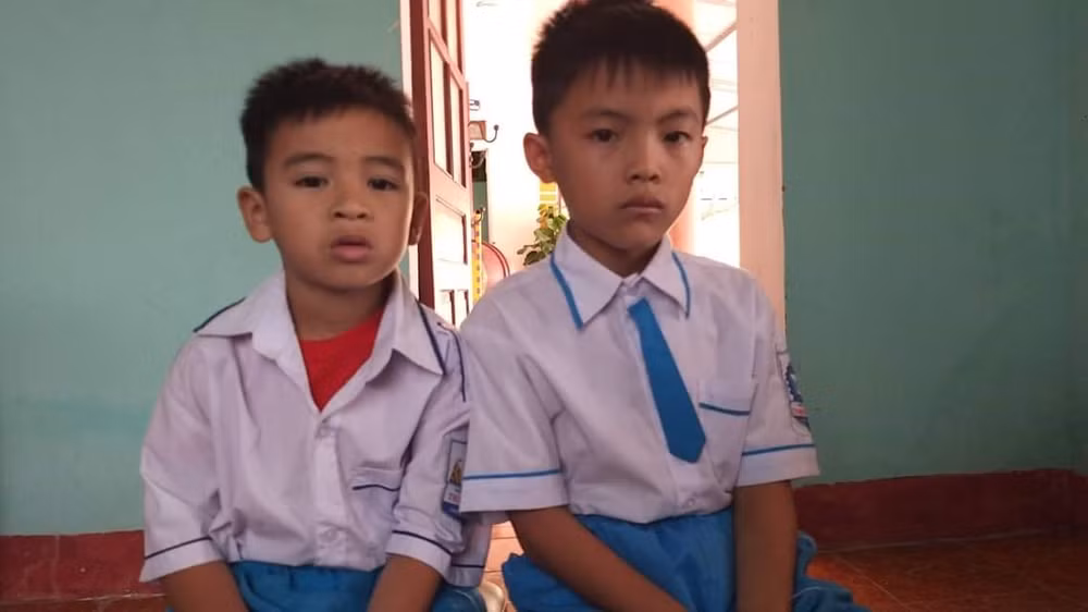 Nguyễn Tiến Thành (phải) và Lê Trần Quang Trường được cứu sống trong gang tấc khi bị đuối nước dưới kênh. Ảnh PV