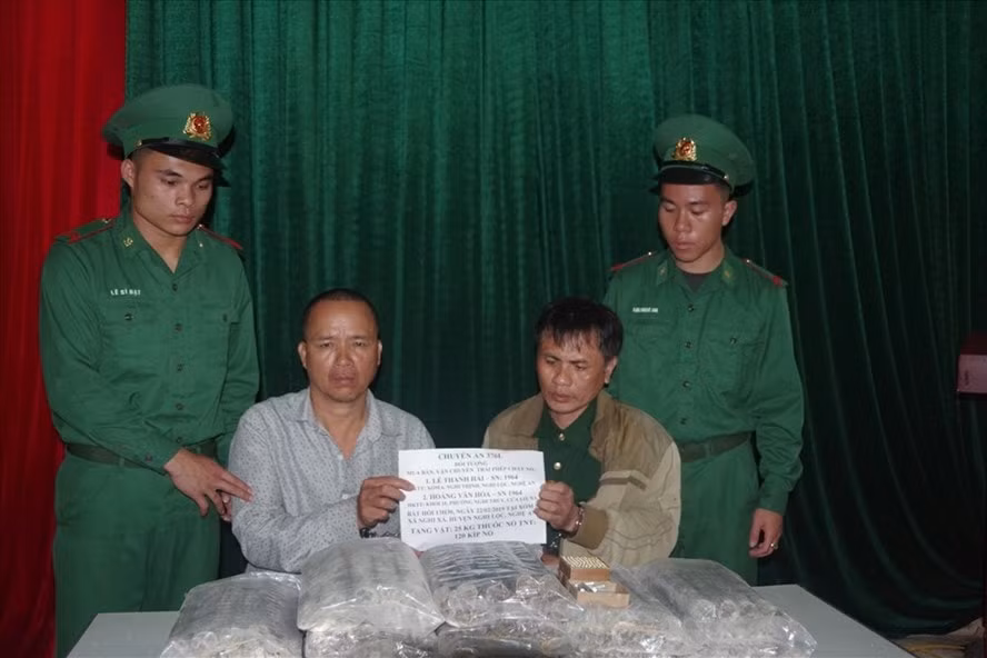 Hai đối tượng cùng tang vật bị thu giữ. Ảnh BPNA