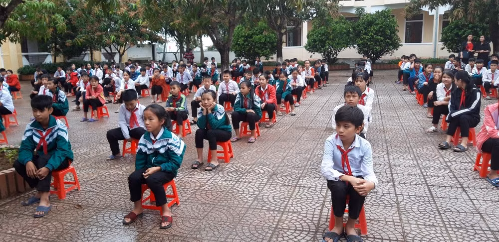 Hành động dũng cảm cứu người của hai em Chương và Anh sẽ nhân rộng tấm gương tới các học sinh trong toàn trường. Ảnh T.K
