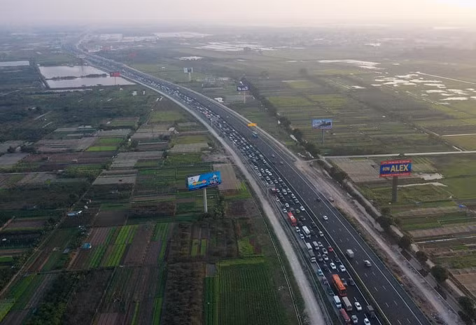 Cao tốc Pháp Vân - Cầu Giẽ ùn tắc gần 5 km trong chiều 8/2 (mùng 4 Tết Kỷ Hợi 2019). Ảnh: Ngọc Thành.