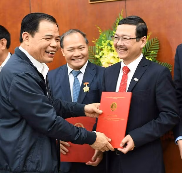 Trao quyết định bổ nhiệm cho ông Nguyễn Ngọc Thạch. (Ảnh: NNVN)