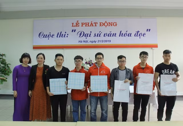 Thư viện Tạ Quang Bửu tặng những món quà cho một số bạn sinh viên đã tích cực chăm chỉ thường xuyên đến thư viện để đọc sách và học tập. Ảnh: Toquoc