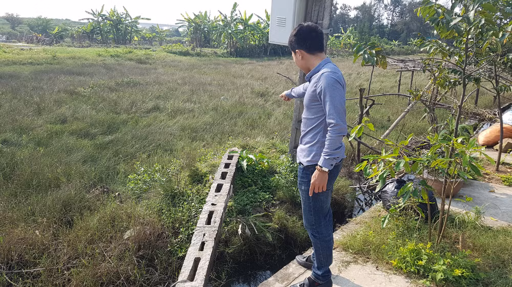 Hiện trường nơi ông Phạm Văn Tuyển bị cột điện đè lên người lúc cùng bà con trong thôn ra quân chỉnh trang đường làng, ngõ xóm để chuẩn bị đón Tết Nguyên đán Kỷ Hợi.