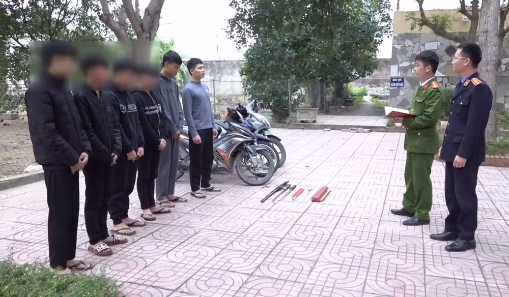 bat 7 doi tuong dung hung khi duoi chem nguoi di duong o nghe an hinh 1