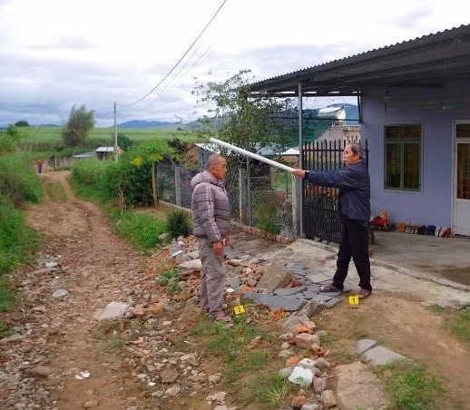 gia lai nem da vao bo rao nha nguoi khac nguoi dan ong bi danh trong thuong hinh 1