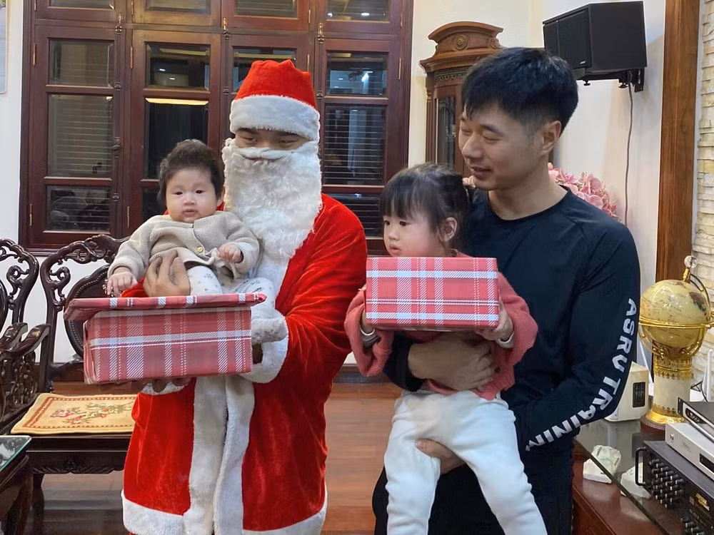 ong gia noel chay show phat qua kiem tien trieu moi ngay hinh 1