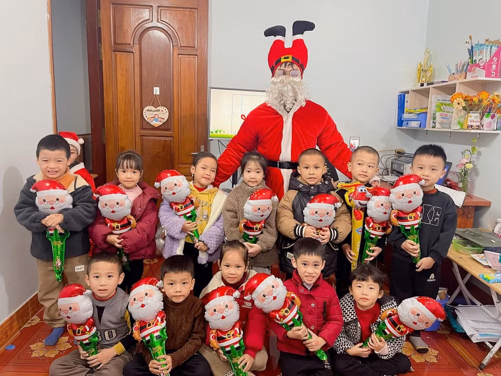 ong gia noel chay show phat qua kiem tien trieu moi ngay hinh 2