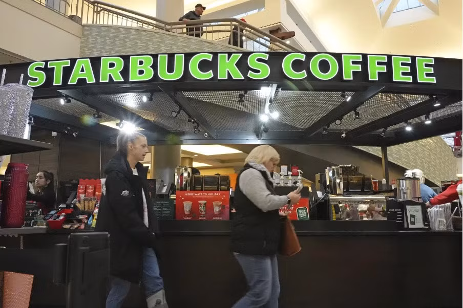 nhan vien starbucks dinh cong 5 ngay tai hang tram cua hang o my vao dem giang sinh hinh 1