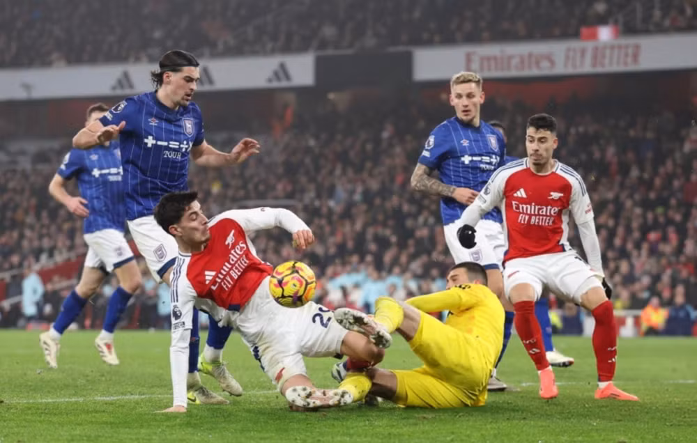thang ipswich town arsenal chiem vi tri thu 2 cua chelsea hinh 1
