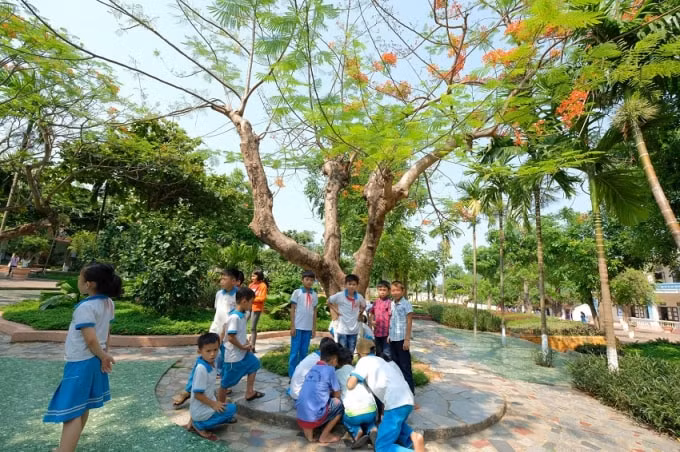 Ngành giáo dục làm mọi cách để bảo đảm an toàn cho học sinh trong mùa mưa bão. Ảnh: TL