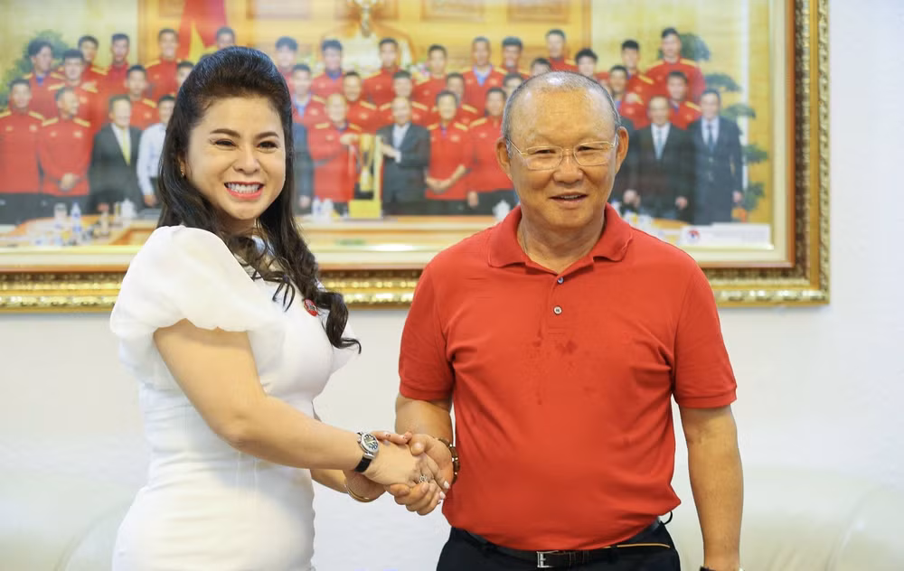 Bà Lê Hoàng Diệp Thảo và Huấn Luyện viên Park Hang Seo. Ảnh: Dương Lâm