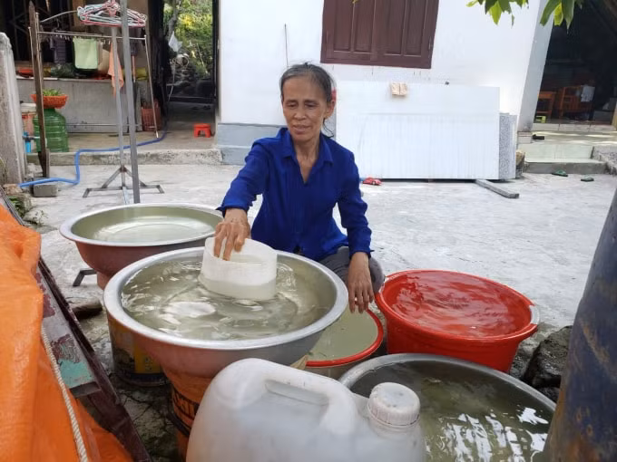 Vào mùa nắng, nhiều hộ dân tận dụng nhiều dụng cụ để trữ nước sinh hoạt.