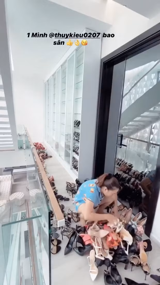 Ngọc Trinh phải nhờ trợ lý thân cận của mình là Thuý Kiều để sắp xếp lại cho hợp lý vì quá nhiều giày.