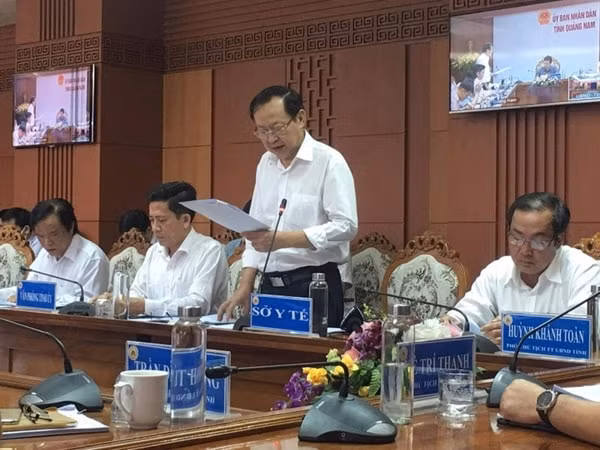 Ông Nguyễn Văn Hai, Giám đốc Sở Y tế Quảng Nam báo cáo về việc thực hiện gói thầu mua sắm hệ thống máy xét nghiệm Rea-ltime PCR tự động, ngày 29/4/2020. Ảnh: TNO