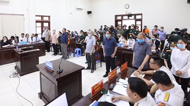 Phiên tòa xét xử cựu Thứ trưởng Bộ Quốc phòng, cựu Tư lệnh Nguyễn Văn Hiến, Đinh Ngọc Hệ (tức Út 'trọc') cùng 6 bị cáo liên quan đến vụ thâu tóm đất vàng của Quân chủng Hải quân. Ảnh: TAQS