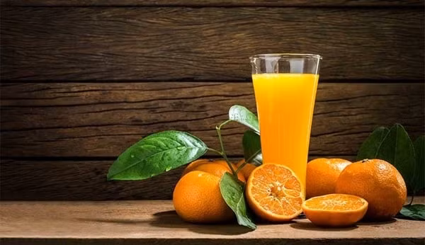Uống một cốc nước cam, chanh ép sẽ giúp cơ thể dịu lại trong những ngày nắng nóng