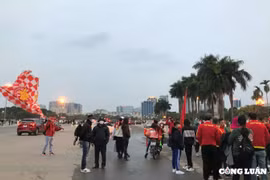 Cổ động viên “hâm nóng” trận cầu Việt Nam - Trung Quốc ngày mùng 1 Tết