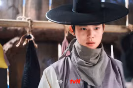 Vẻ điển trai cuốn hút của nam chính trong phim “Dưới bóng Trung điện”