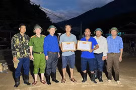Dũng cảm cứu người trong lũ dữ, 13 cá nhân được tặng bằng khen