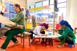 Những nghệ nhân đau đáu giữ nghề truyền thống của các dân tộc Tây Bắc