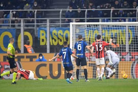 Giroud lập cú đúp trong 3 phút, AC Milan hạ Inter đầy kịch tính