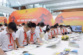 Trang bị sách giáo khoa miễn phí cho học sinh: Càng sớm càng tốt!