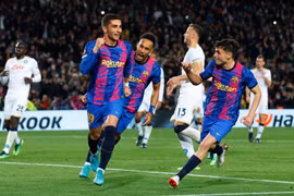 Adama Traore kiếm phạt đền, Barca vẫn hòa đáng tiếc trước Napoli