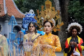 Thí sinh Hoa hậu Du lịch thế giới dâng hương tại Đền Hùng