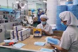 Tạm ngừng kinh doanh tạm nhập, tái xuất khẩu trang, găng tay y tế từ 15/3