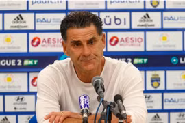 HLV Didier Tholot hài lòng khi Pau FC có điểm số đầu tiên