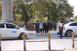 Hà Nội: Một số đoạn rào chắn barie trước trường ĐH Thương Mại "bất ngờ" bị gỡ bỏ
