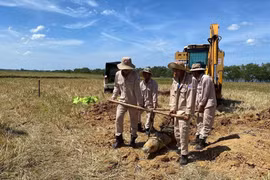 Quảng Bình: Phát hiện bom "khủng" nặng gần 230kg giữa ruộng lúa