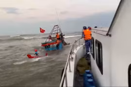 Cảnh sát biển cứu nạn thành công 2 thuyền viên tàu cá bị chìm trên biển